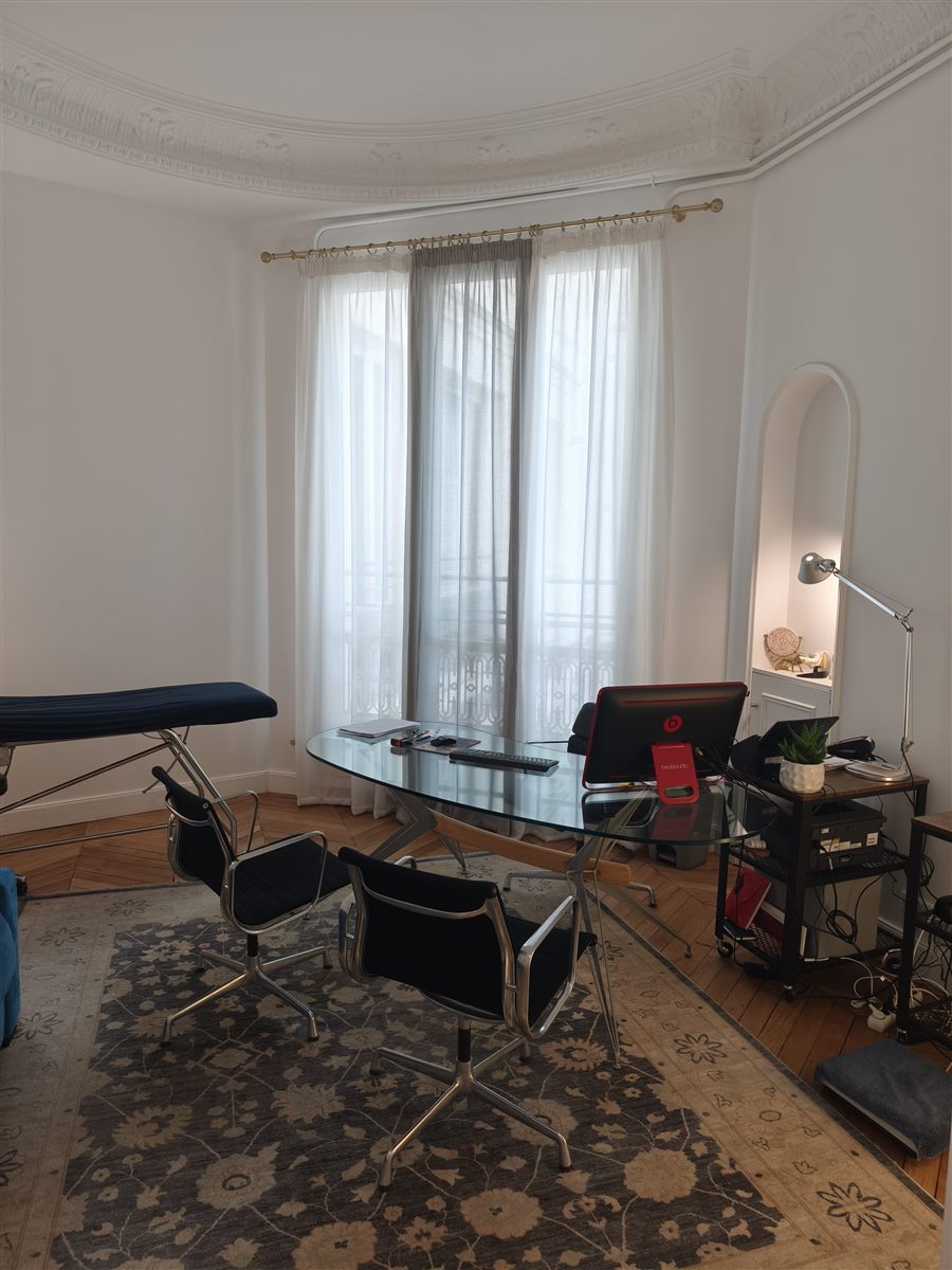 Bureau de consultation du Dr Guégnaud — cabinet DJG Beauté Paris