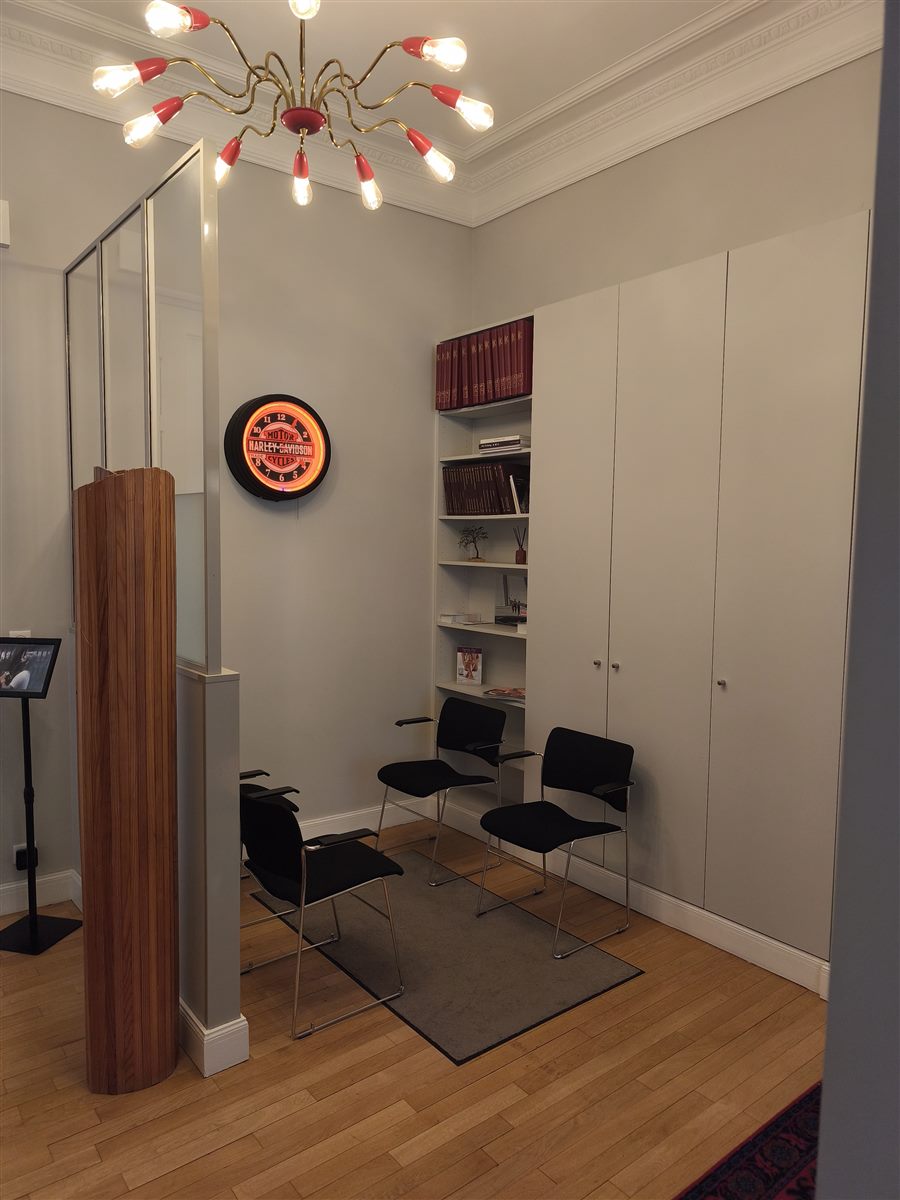 Salle d'attente du cabinet médical DJG Beauté Paris